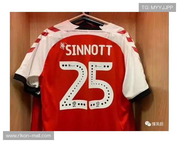 美国男篮主帅科尔到访马略卡获赠25号特别纪念球衣