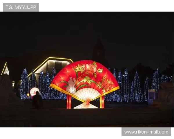 西安赛事方加班照明草坪并利用大功率风扇祛湿确保比赛顺利举行